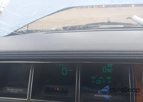 1994 Lincoln Town Car Executive z USA, uszkodzony, nr VIN 1LNLM81W0RY669379